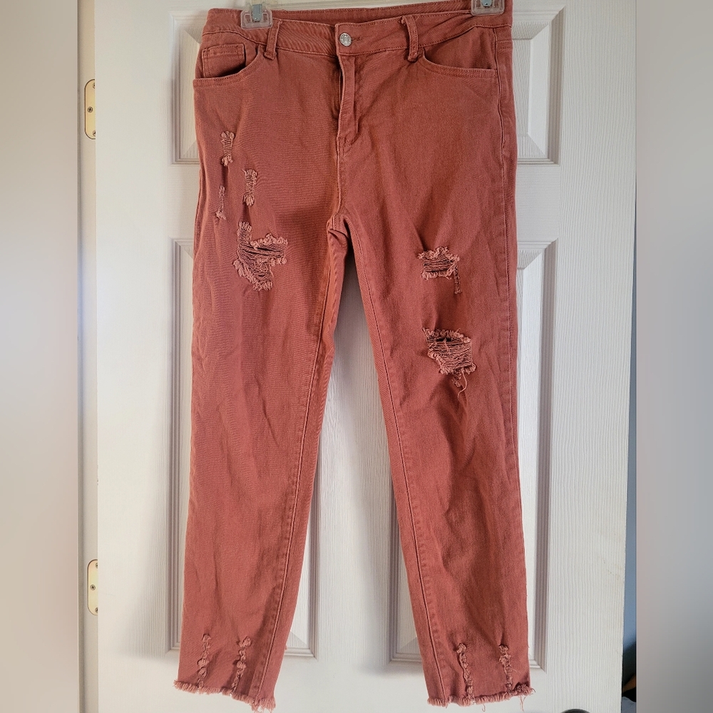 🧡 Distressed Jeans